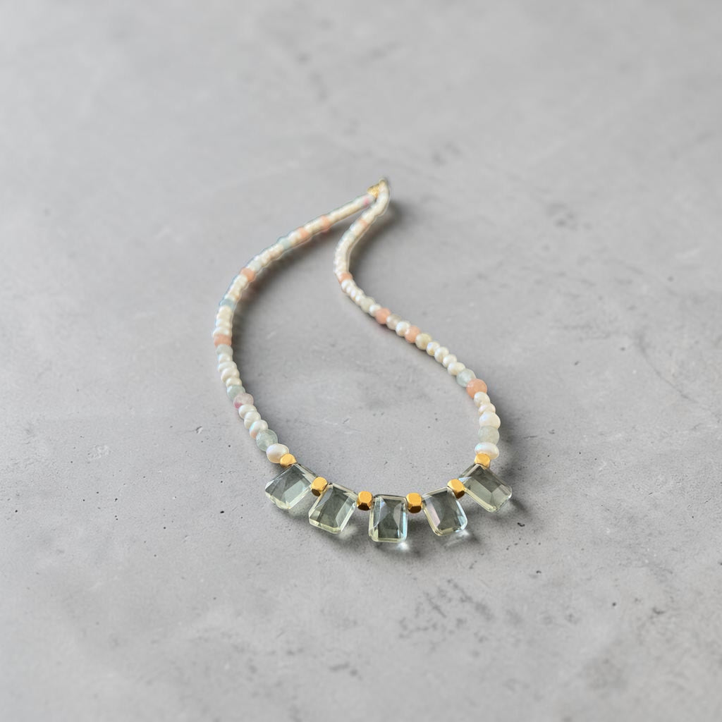 Handmade 41 cm necklace featuring freshwater pearls, rose quartz, AAA green amethyst emerald-cut briolettes and gold-plated brass accents. Elegant natural gemstone jewellery.