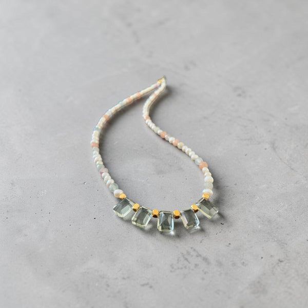 Handmade 41 cm necklace featuring freshwater pearls, rose quartz, AAA green amethyst emerald-cut briolettes and gold-plated brass accents. Elegant natural gemstone jewellery.