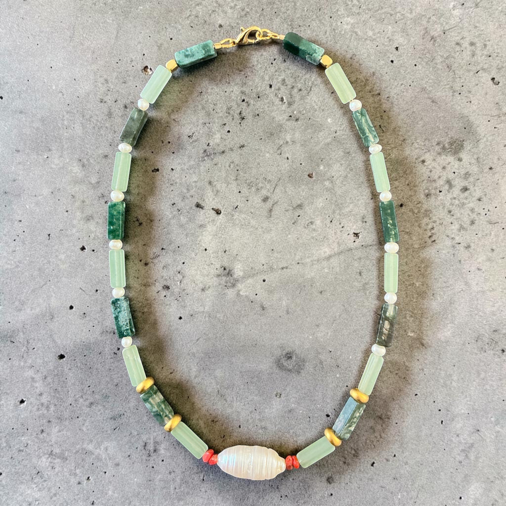 Handmade 38 cm necklace featuring natural green jade, coral, freshwater pearls and gold-plated brass accents. A colourful gemstone necklace designed for everyday elegance and effortless layering.
