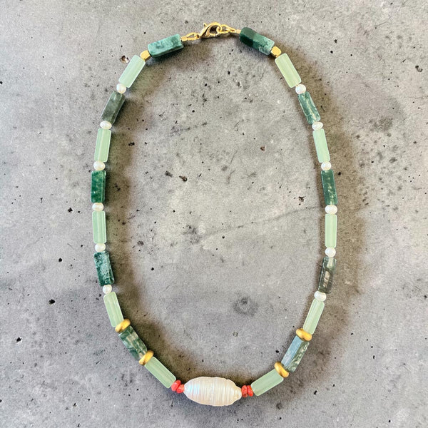 Handmade 38 cm necklace featuring natural green jade, coral, freshwater pearls and gold-plated brass accents. A colourful gemstone necklace designed for everyday elegance and effortless layering.
