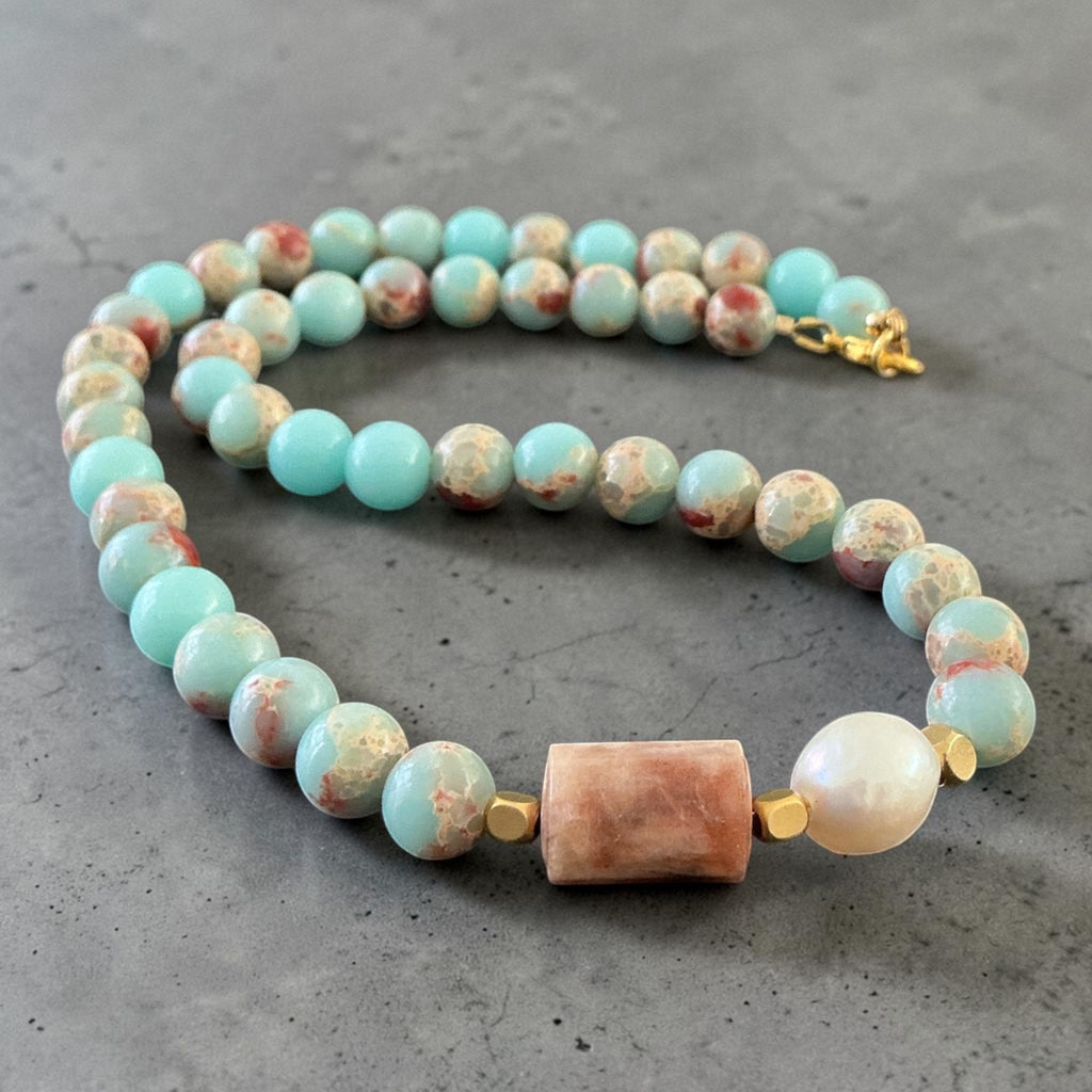 Handmade 45 cm necklace featuring natural pink quartz, jade, freshwater pearls and gold-plated brass accents. An elegant gemstone necklace for everyday wear or gifting.
