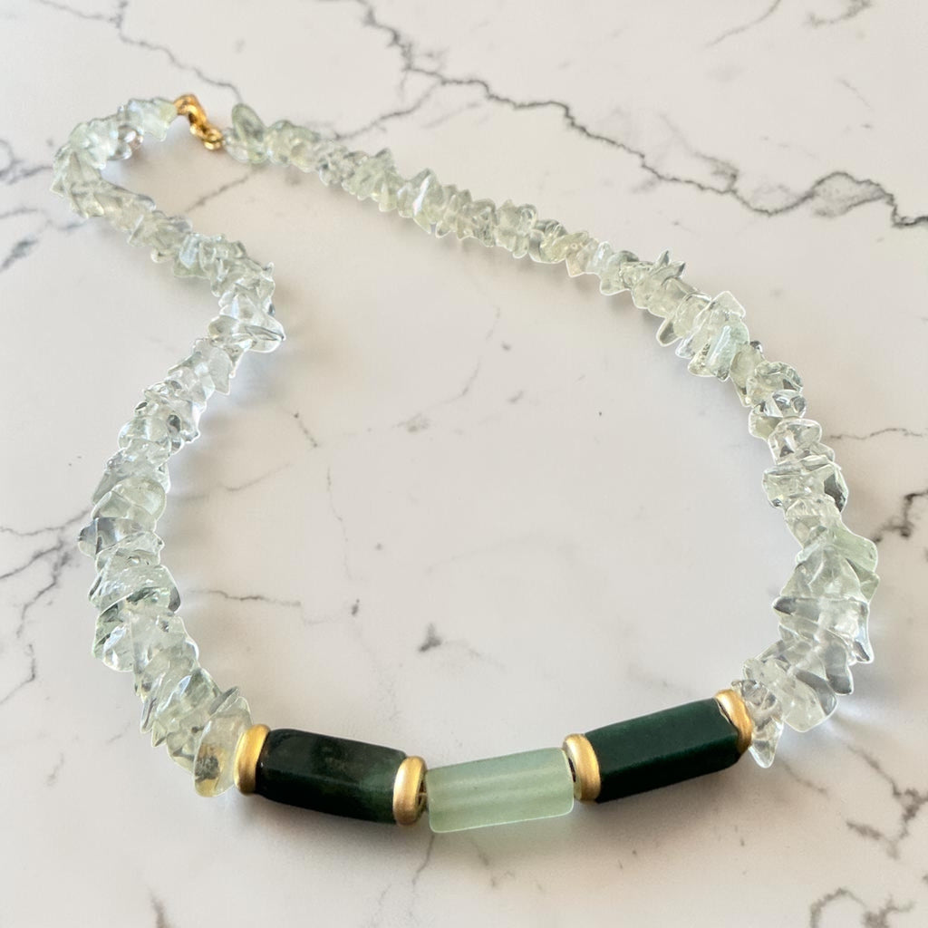 Handmade 43 cm necklace featuring natural aquamarine chip beads, green jade and gold-plated brass accents. A timeless gemstone necklace designed for everyday elegance and effortless layering.