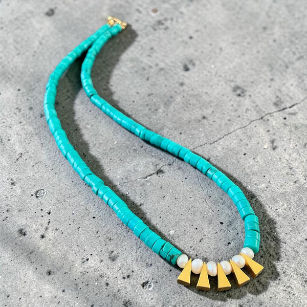 Handmade 41 cm necklace featuring natural turquoise, freshwater pearls and gold-plated brass accents. A timeless gemstone necklace perfect for everyday wear and layering.